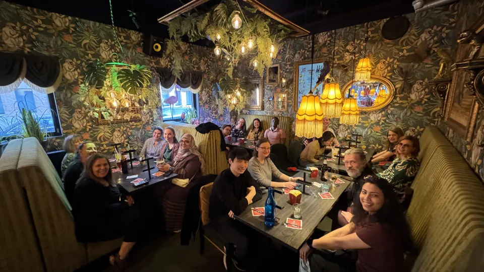 Gruppfoto på restaurang.