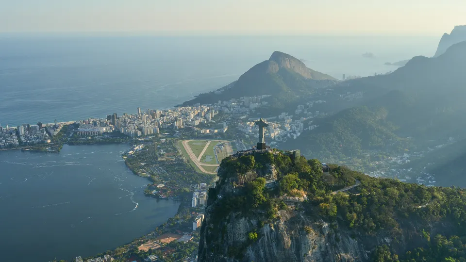 Jesusstatyn på klippan i Rio de Janeiro med hav och berg i bakgrunden