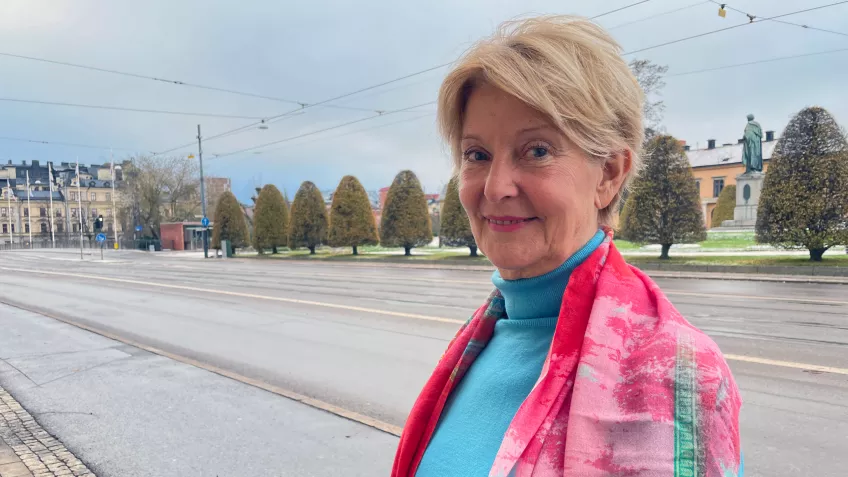 Ethel in blue jumper and pink scarf outdoors in the city of Norrköping.