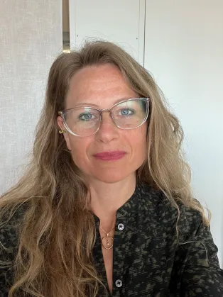Kvinna med långt blont hår