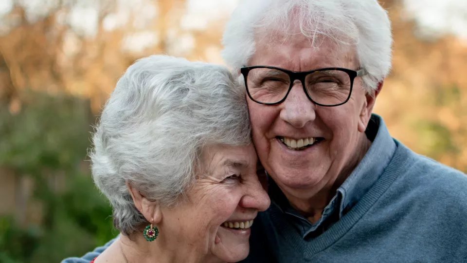 två glada äldre människor
