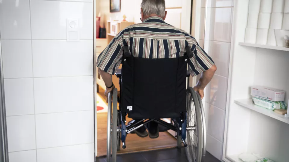 En man i rullstol
