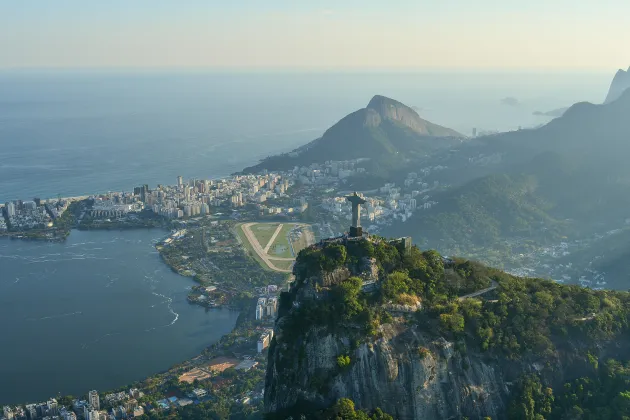 Jesus-statyn på klippkanten i Brasilien