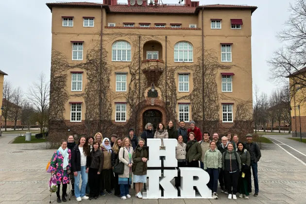 Gruppbild under doktoranddagar utanför Högskolan Kristianstad.