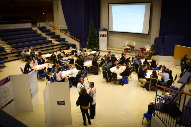 Konferensdeltagare i forskarskola möts i stor samlingslokal
